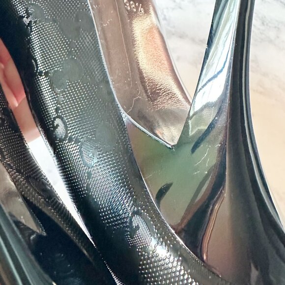 Gucci GG Imprime Black Leather Chain Charm Pumps - Picture 14 of 15